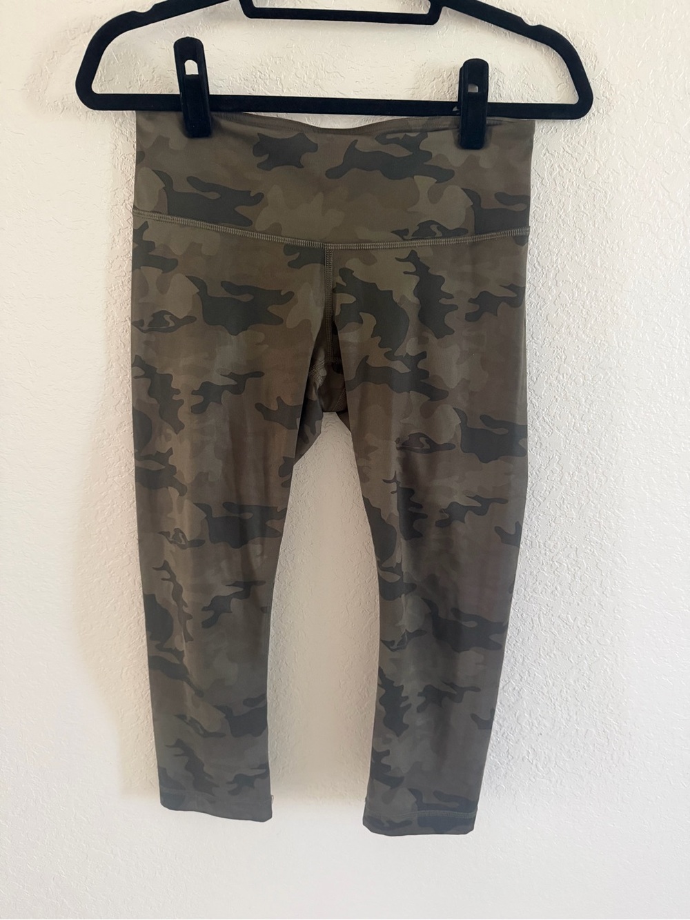 Lululemon Camo Cropped Leggings Size 6 Green Yoga Tights